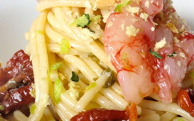 spaghetti-acciughe-gamberi-pomodori-secchi